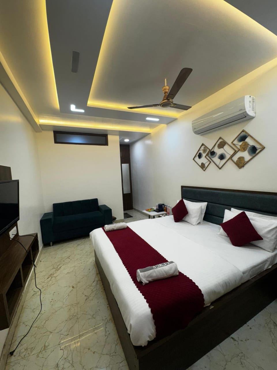 Communal lounge/ TV room, Bed, TV and multimedia, Living room, Photo of the whole room, Seating area, Evening entertainment, Bedroom, fireplace, air conditioner