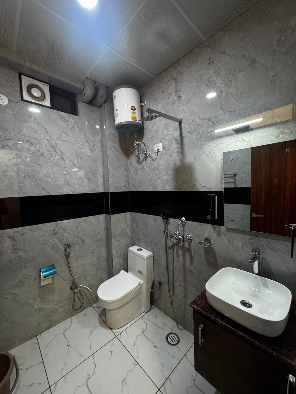 Shower, Toilet, Bathroom, bidet, towels