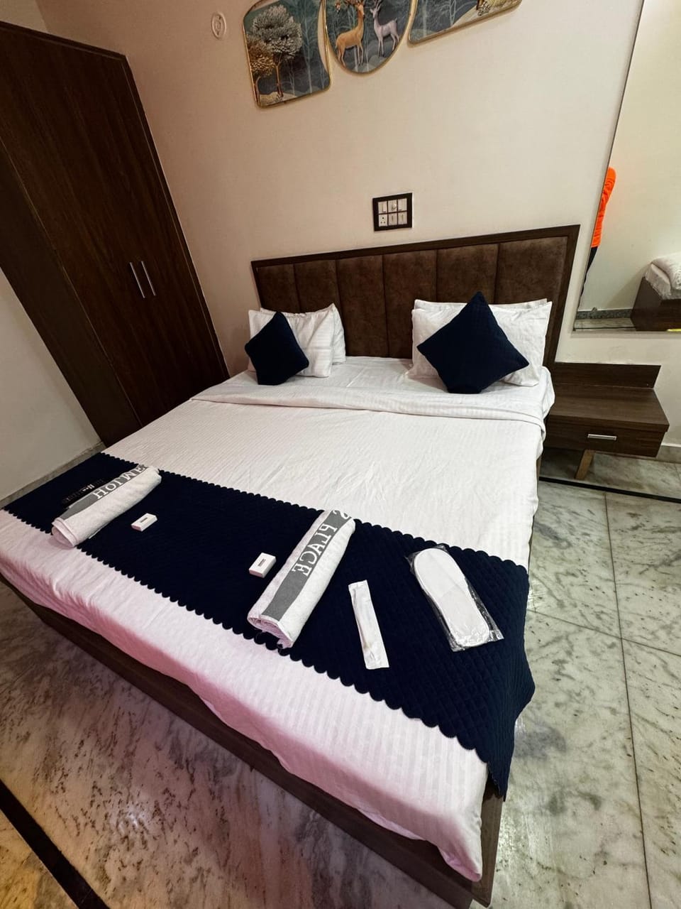 Bed, Photo of the whole room, Bedroom, towels