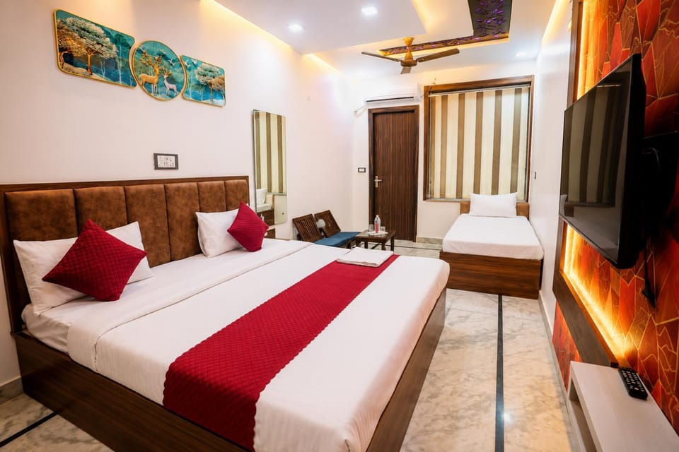 Bed, TV and multimedia, Photo of the whole room, Bedroom