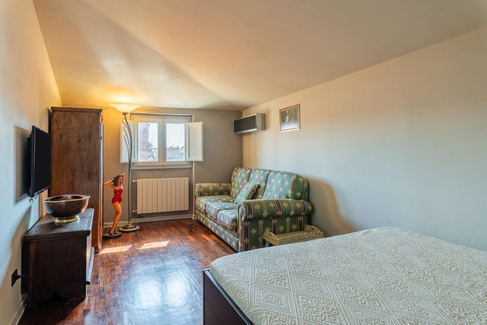 Bed, TV and multimedia, Photo of the whole room, Bedroom