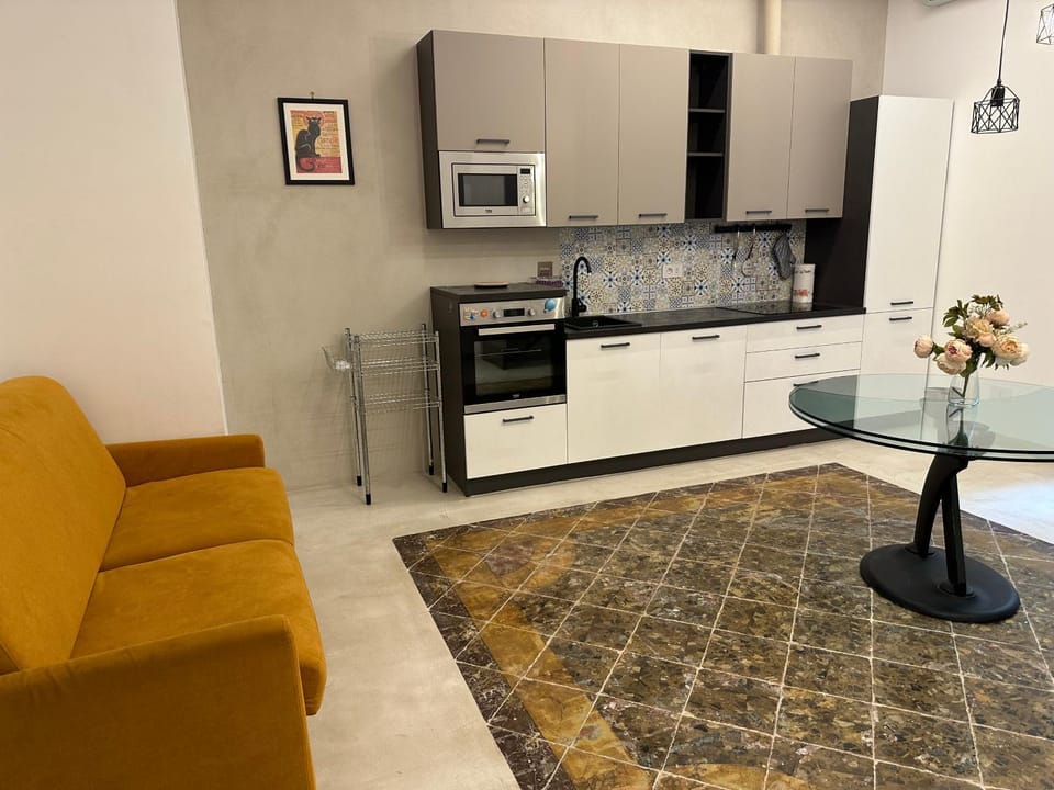 Kitchen or kitchenette, Living room, Seating area, Dining area, oven