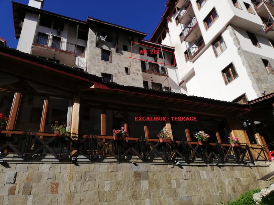 Property building, Restaurant/places to eat