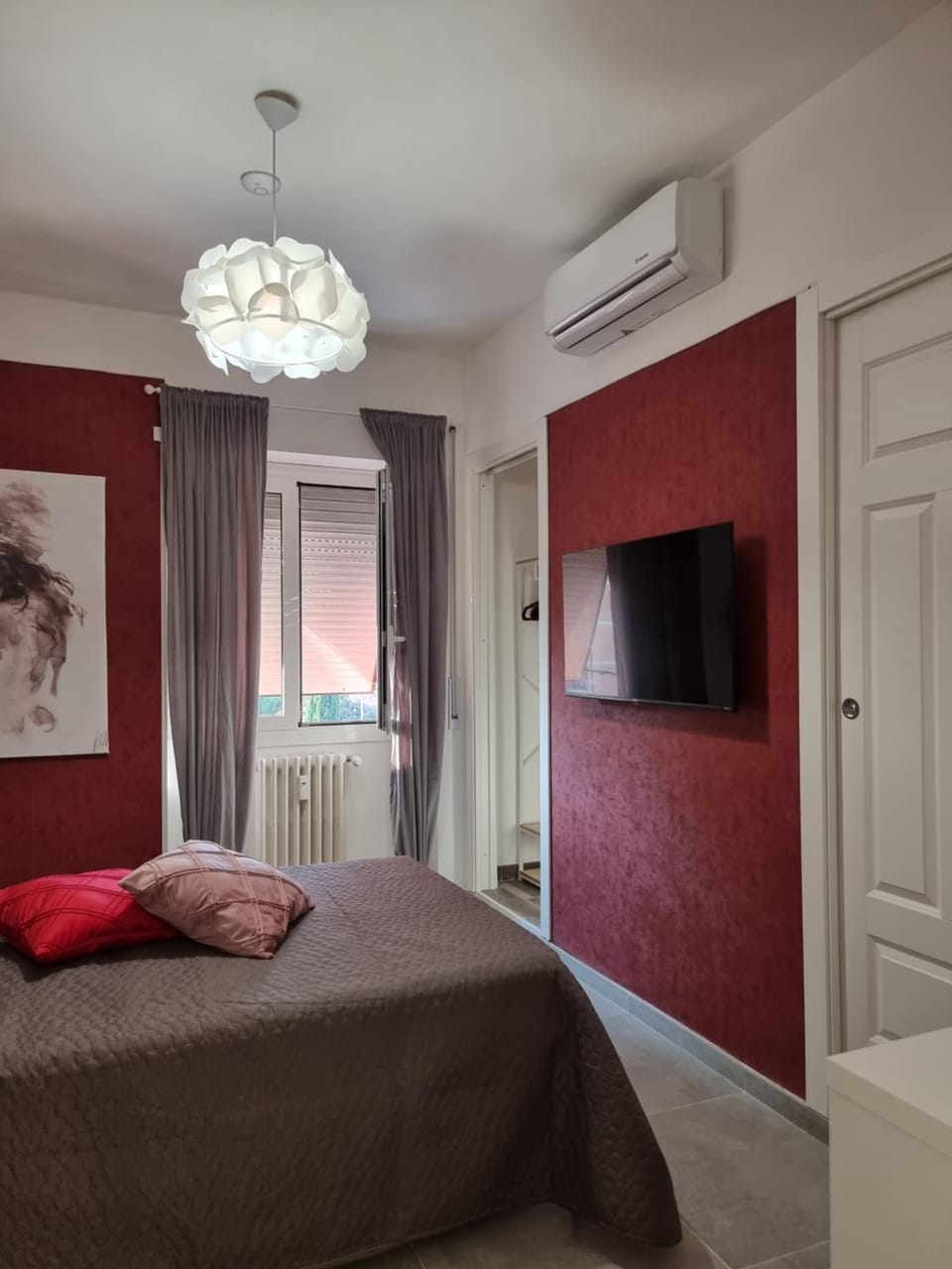 Bed, TV and multimedia, Photo of the whole room, air conditioner