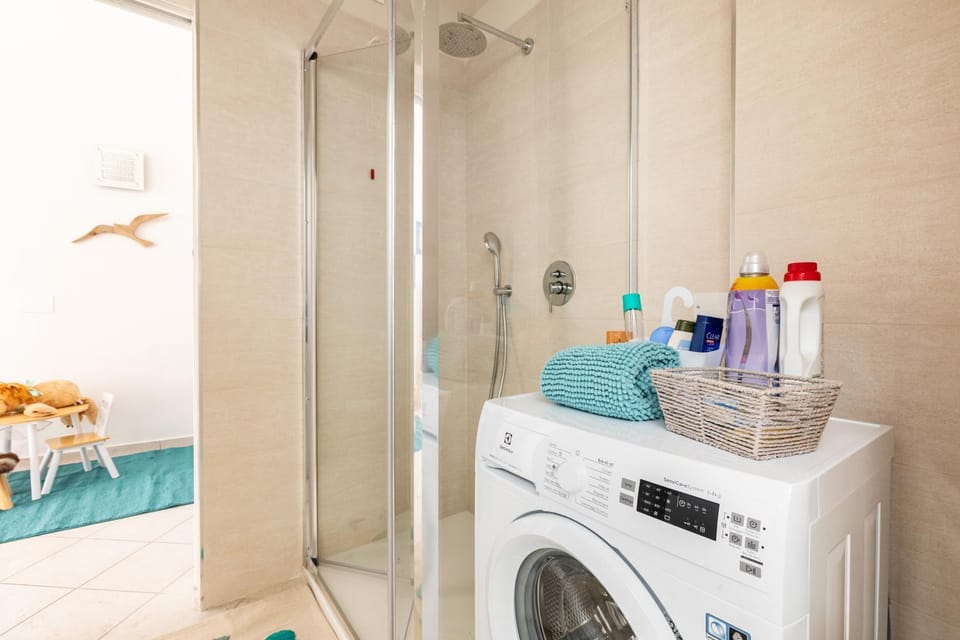 Shower, Bathroom, towels, washing machine