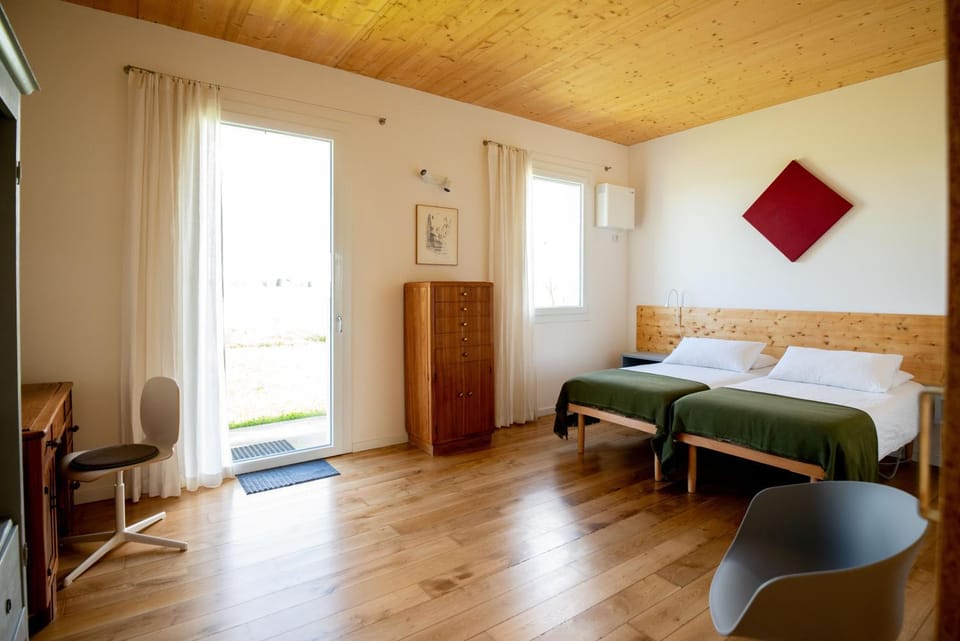 Photo of the whole room, Bedroom, Inner courtyard view