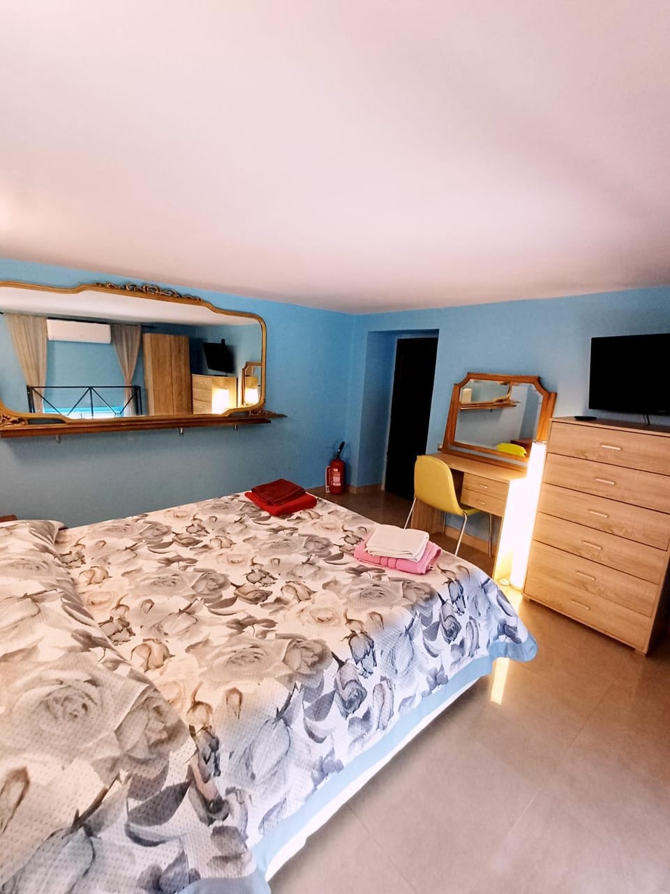 TV and multimedia, Photo of the whole room, Bedroom