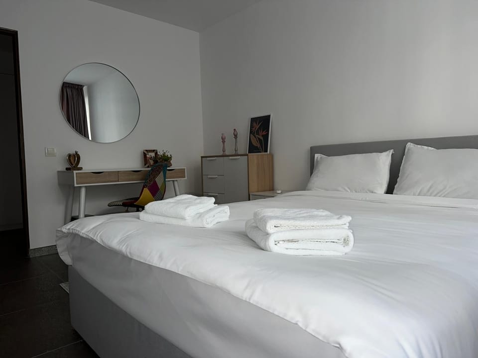 Bed, Photo of the whole room, Bedroom, towels