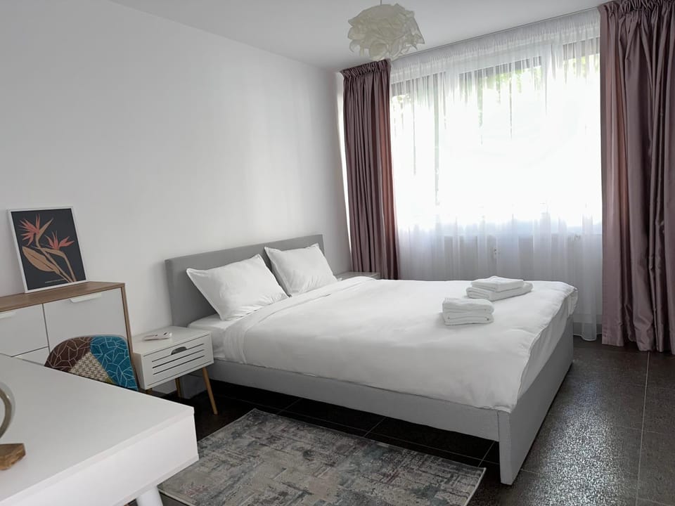 Bed, Photo of the whole room, Bedroom, towels