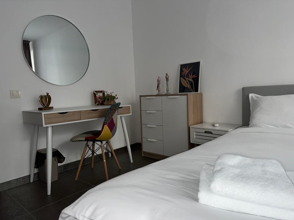 Photo of the whole room, hair dresser