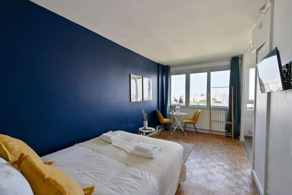 Bed, Living room, Bedroom