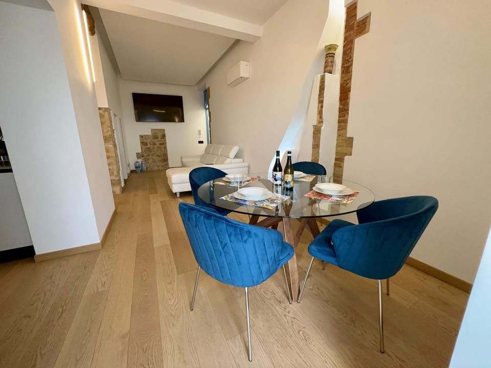 TV and multimedia, Living room, Dining area, Lunch, Lunch, air conditioner, air conditioner