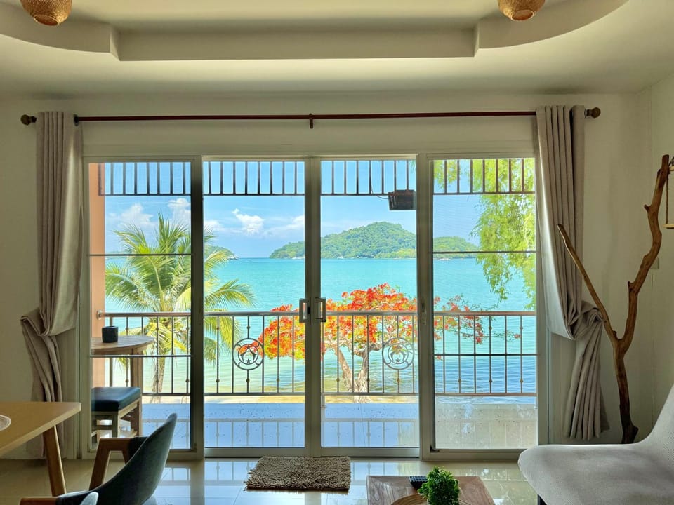 View (from property/room), Balcony/Terrace, Photo of the whole room, Sea view