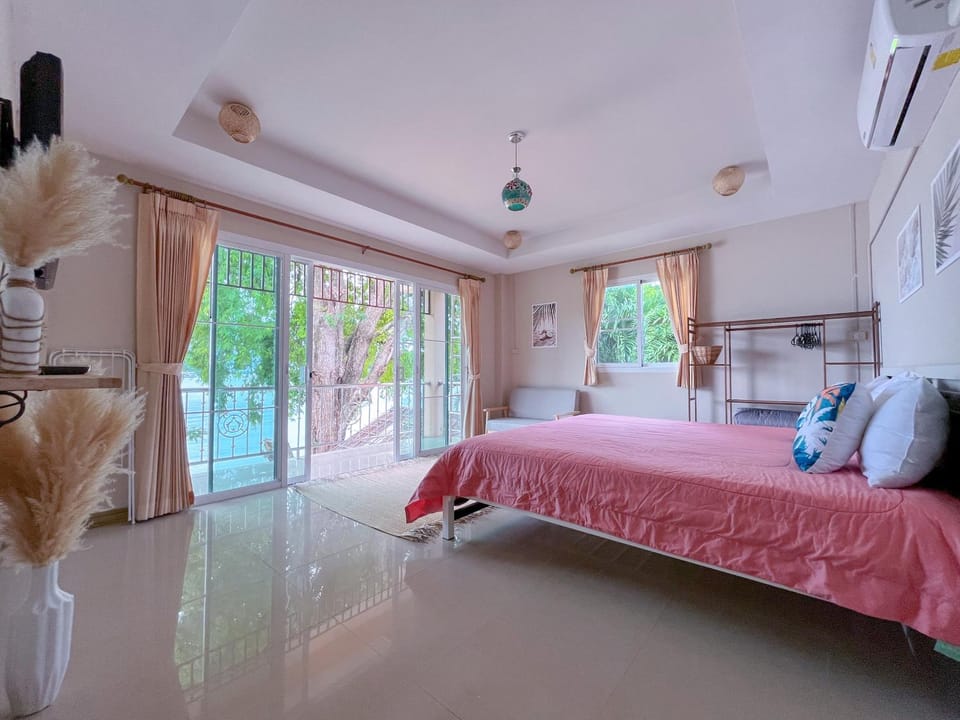 Bed, Photo of the whole room, Bedroom, towels
