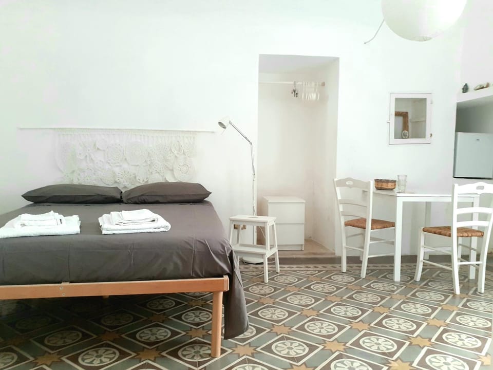 Bed, Photo of the whole room, Seating area, Dining area, Bedroom
