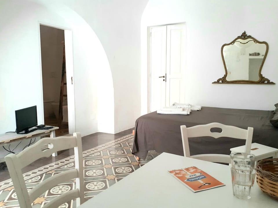 Bed, Seating area, Dining area, Bedroom