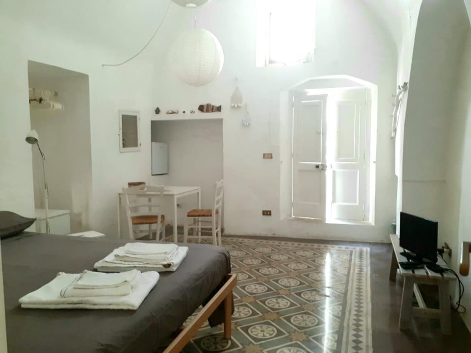 Bed, Photo of the whole room, Seating area, Bedroom, wardrobe