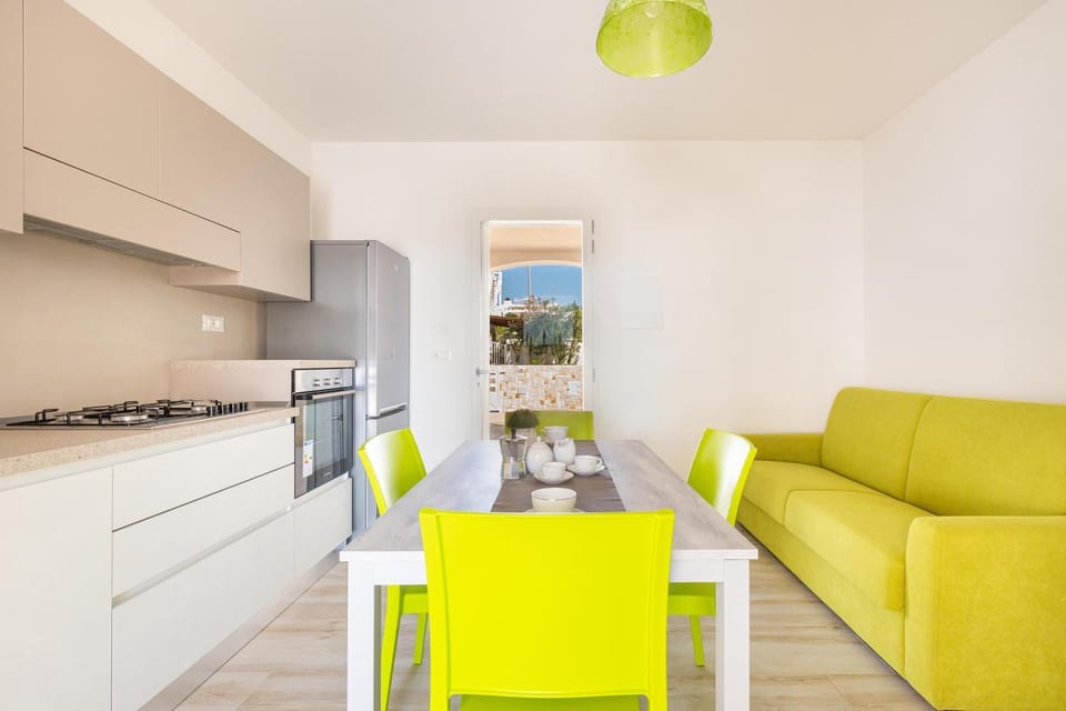 Kitchen or kitchenette, Living room, Seating area, Dining area, stove