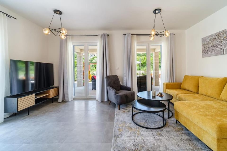 Communal lounge/ TV room, TV and multimedia, Living room, Seating area, Evening entertainment