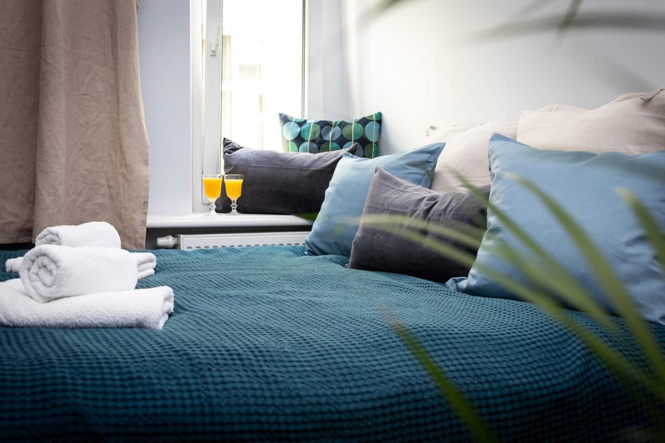 Bed, towels