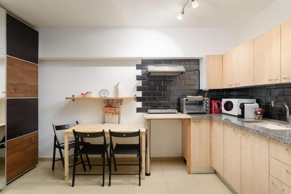 Coffee/tea facilities, Kitchen or kitchenette, Dining area, stove