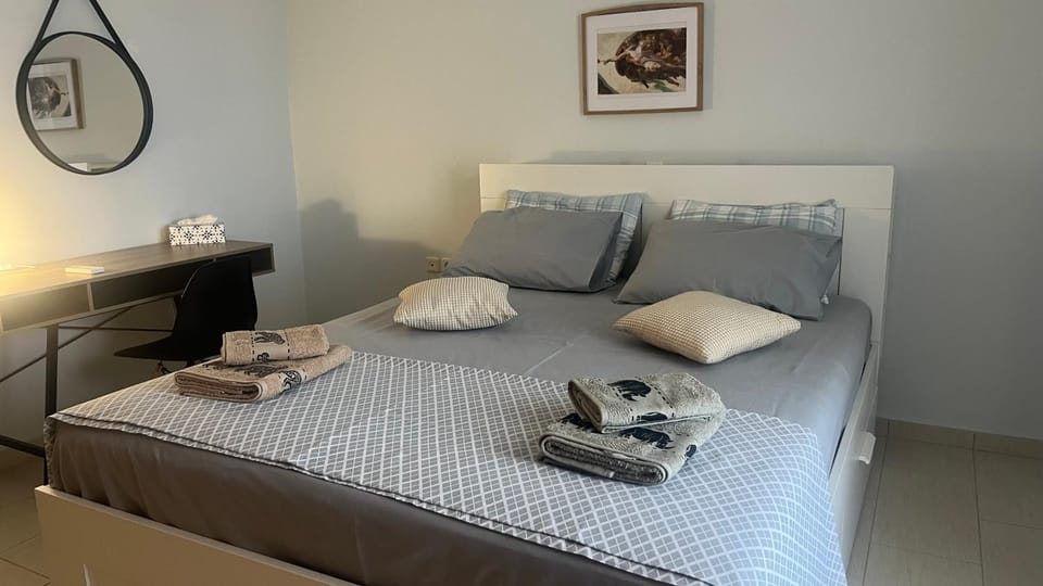 Bed, Photo of the whole room, Bedroom, towels