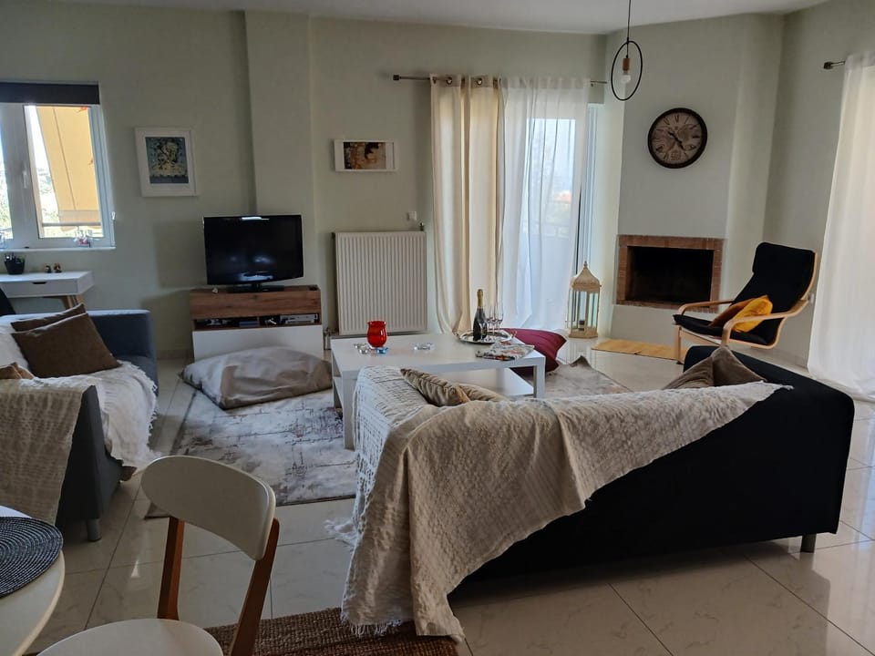 Communal lounge/ TV room, Seating area, Dining area, Area and facilities, fireplace