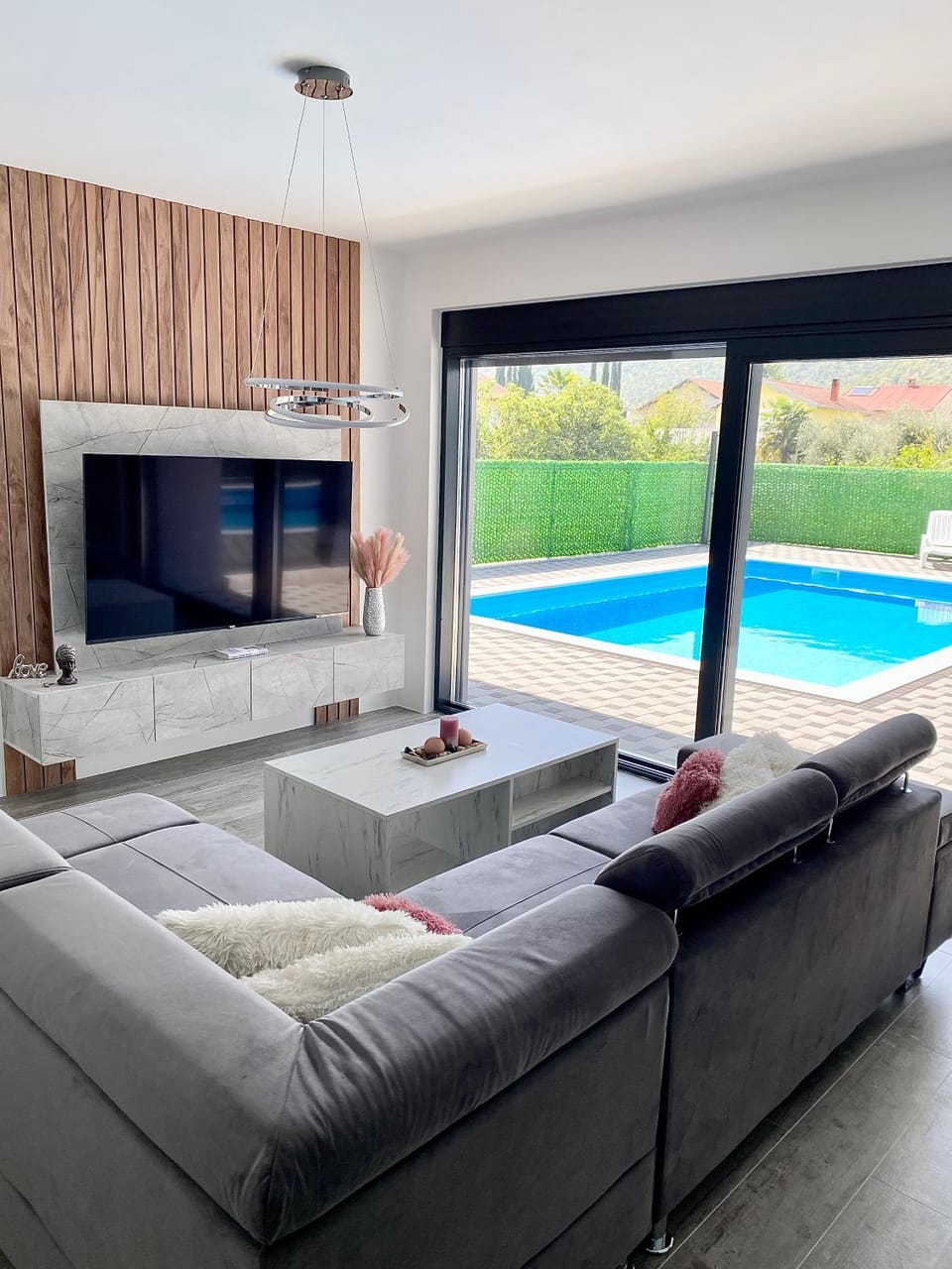 Communal lounge/ TV room, TV and multimedia, Living room, Seating area, Evening entertainment, Pool view