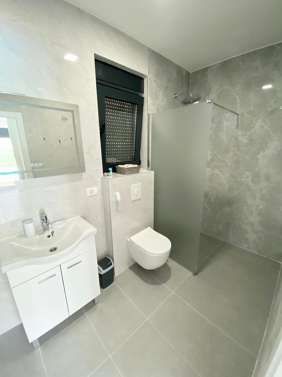 Shower, Toilet, Bathroom, bidet, towels