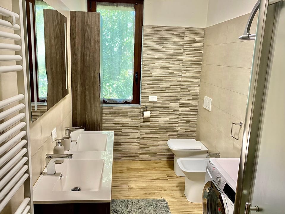 Shower, Toilet, Bathroom, bidet, towels