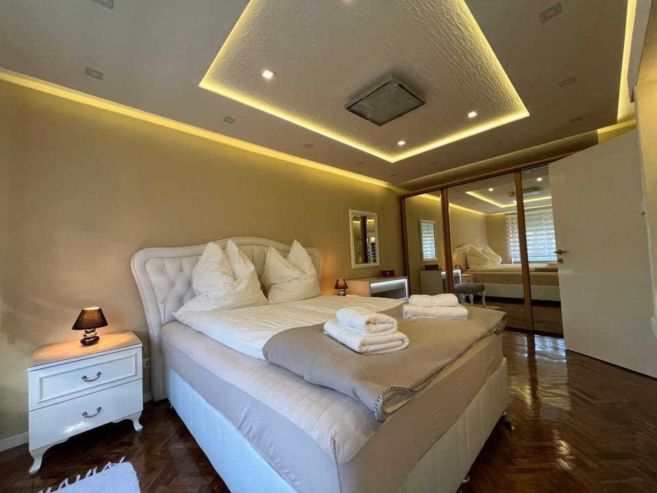 Bed, Photo of the whole room, towels, air conditioner