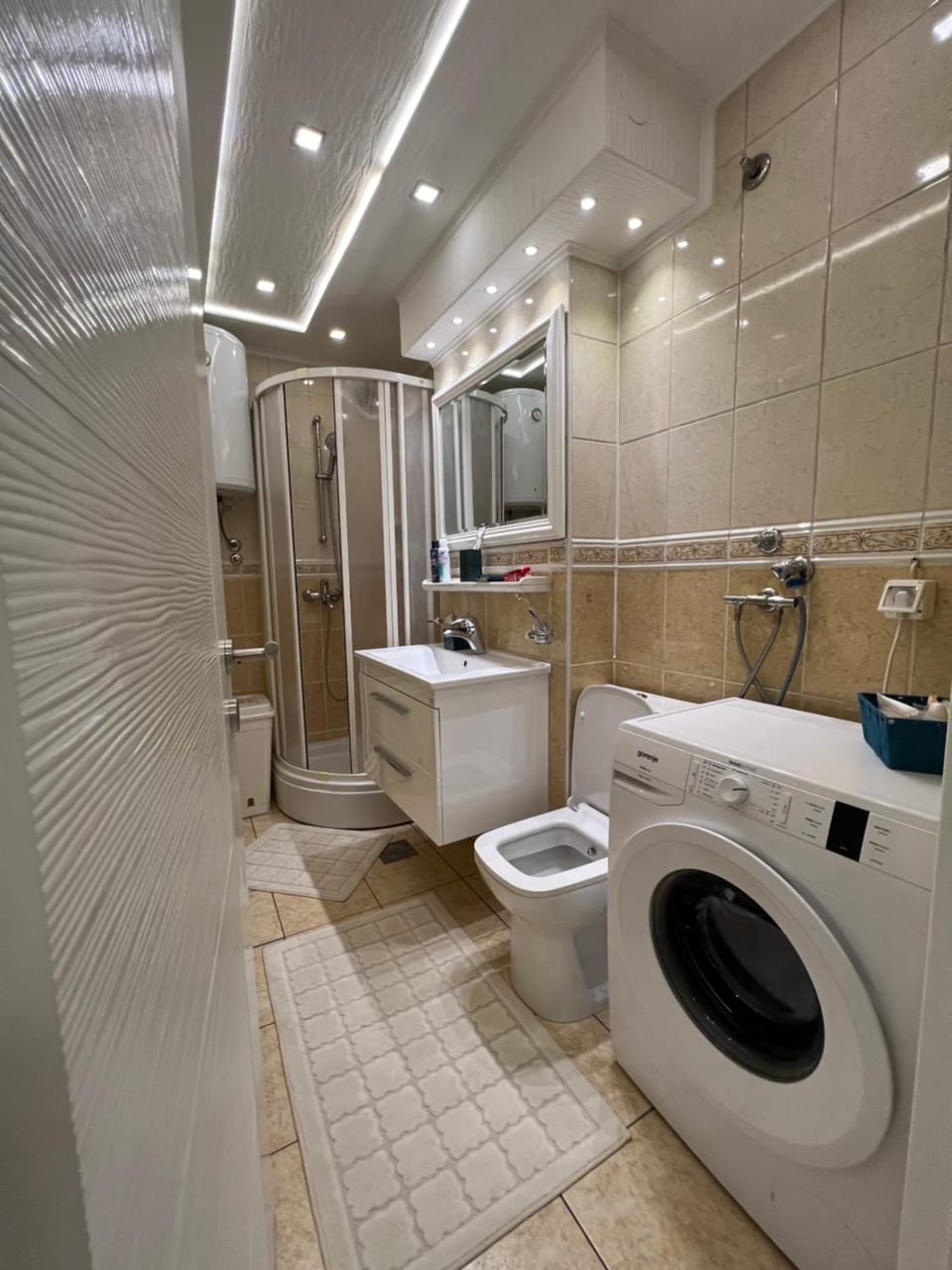 Shower, Bath, bidet, towels, washing machine
