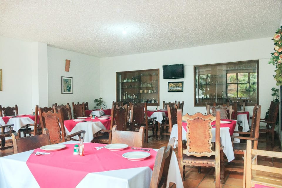 Restaurant/places to eat, Living room, Seating area