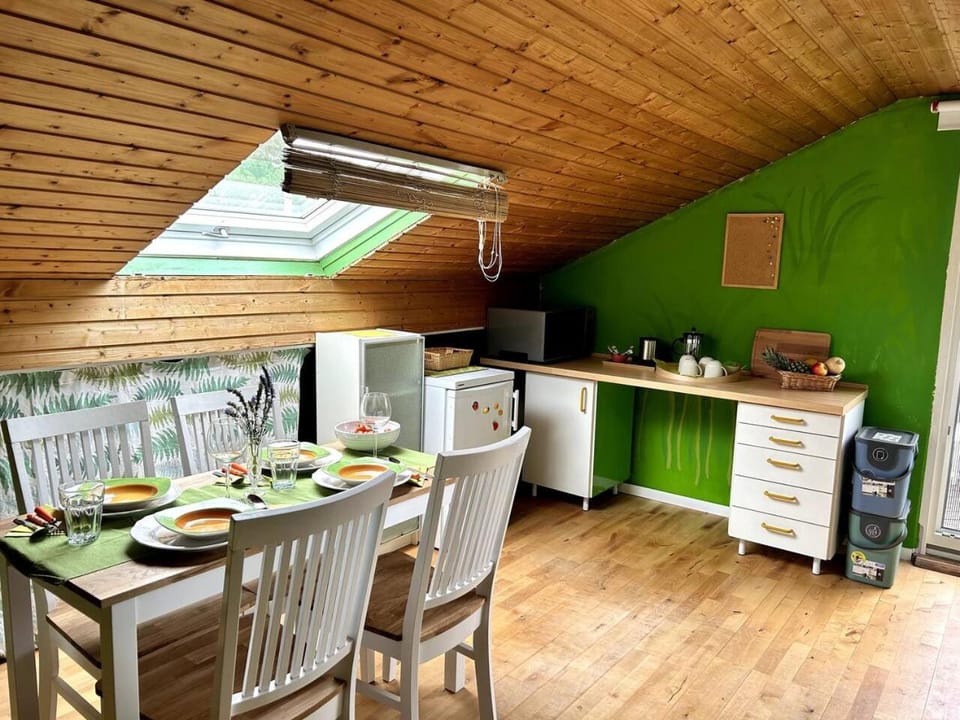 Coffee/tea facilities, Kitchen or kitchenette, Seating area, Dining area, Food, pet friendly, stove