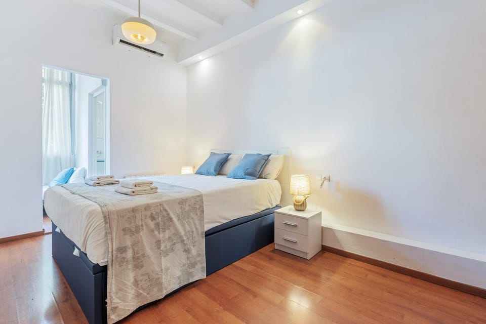 Bright 2BR in Clot Desk Fiber Wi-Fi Apartment in Barcelona