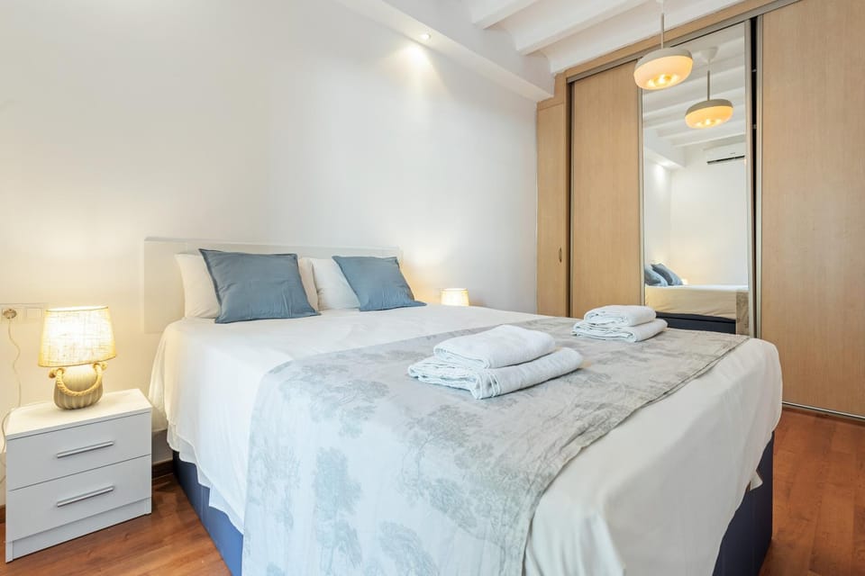 Bright 2BR in Clot Desk Fiber Wi-Fi Apartment in Barcelona