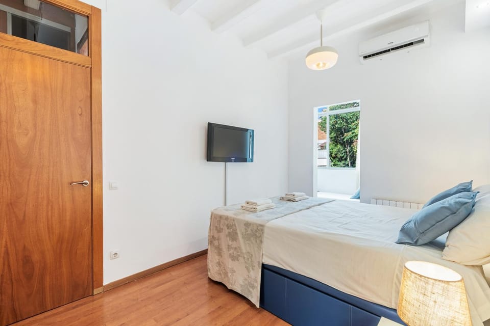 Bright 2BR in Clot Desk Fiber Wi-Fi Apartment in Barcelona