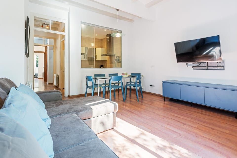 Bright 2BR in Clot Desk Fiber Wi-Fi Apartment in Barcelona