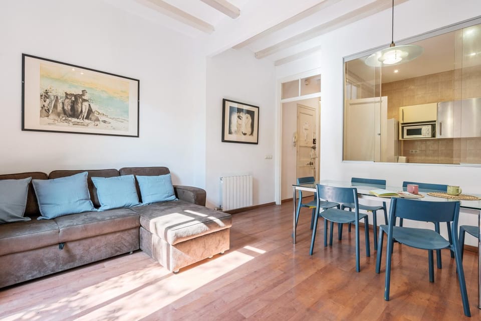 Bright 2BR in Clot Desk Fiber Wi-Fi Apartment in Barcelona