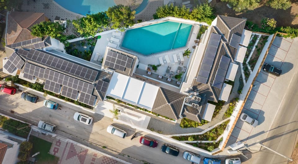 Bird's eye view, Location, Parking