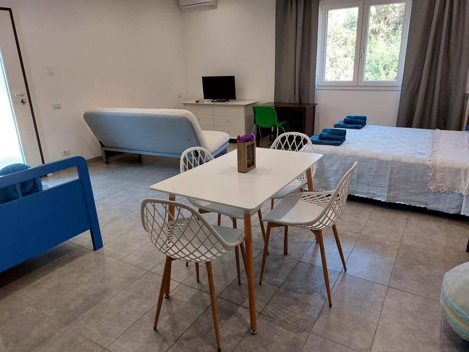 Bed, TV and multimedia, Living room, Photo of the whole room, Seating area, Dining area, Bedroom, hair dresser