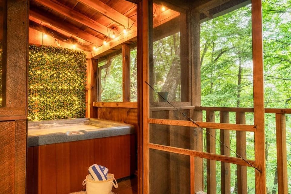 Couples retreat *location*hot tub*fire pit* House in Pigeon Forge