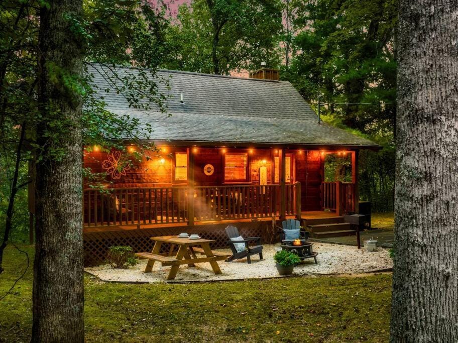 Couples retreat *location*hot tub*fire pit* House in Pigeon Forge