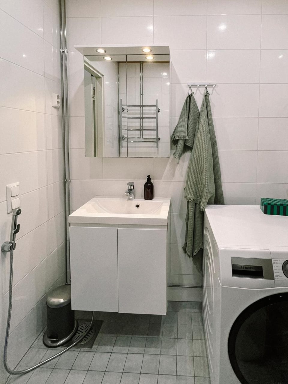 Bathroom, bidet, towels, washing machine