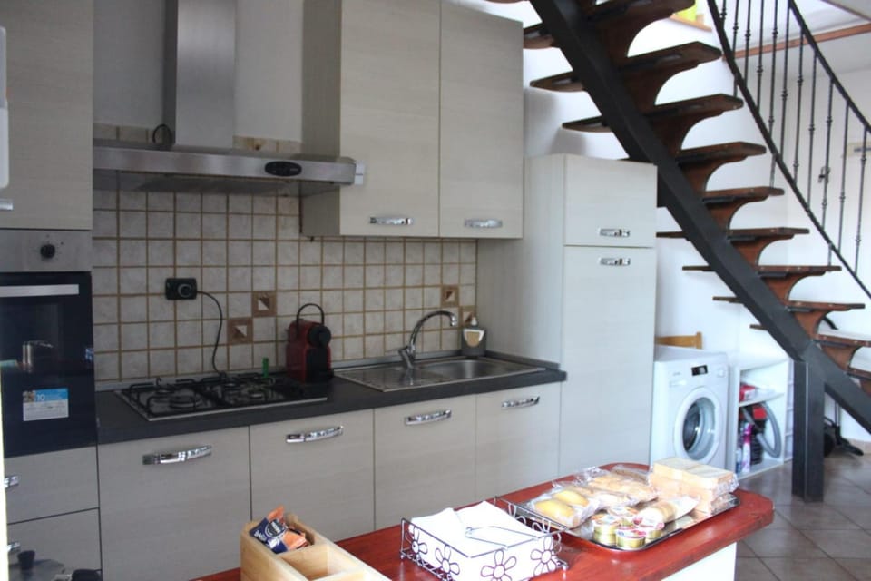 Coffee/tea facilities, Kitchen or kitchenette, Continental breakfast, furniture, oven, stove, kitchen