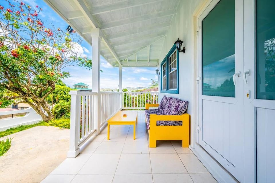 Property building, Day, Balcony/Terrace, Seating area