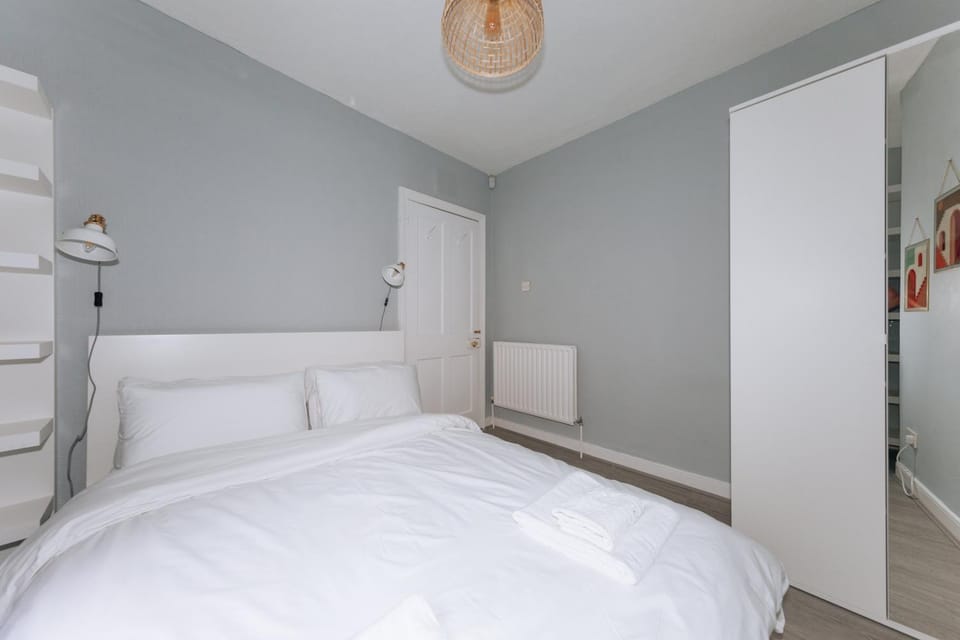 Centrally Located & Spacious 4BD House- St Kevin's House in Dublin