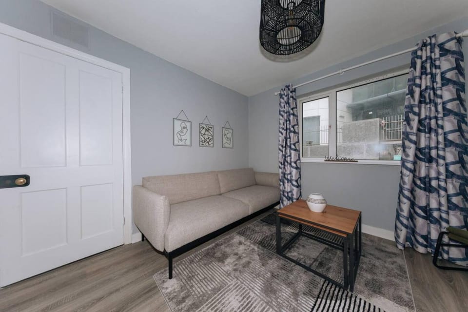 Centrally Located & Spacious 4BD House- St Kevin's Apartment in Dublin
