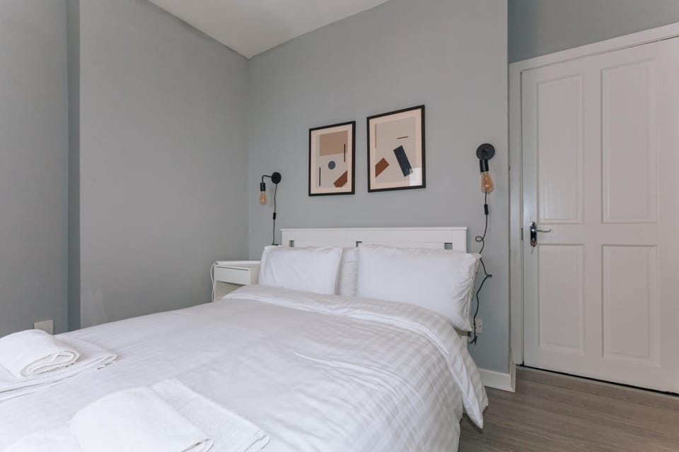 Centrally Located & Spacious 4BD House- St Kevin's House in Dublin