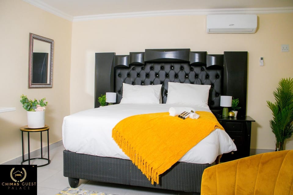 Photo of the whole room, air conditioner